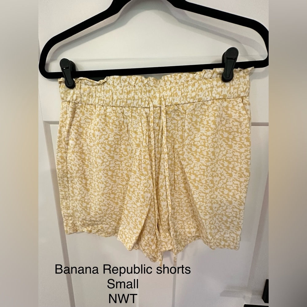 BANANA REPUBLIC Factory yellow and white floral 4" shorts